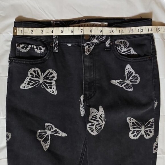 Tinseltown Juniors Size 7 Black Jeans, Gray Butterfly Pattern, Raw Hem Used - Picture 10 of 13